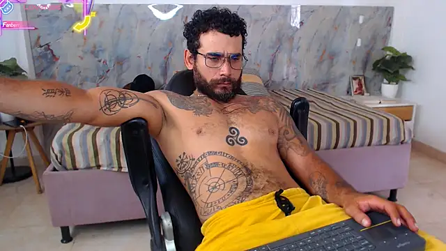 Snapshot of hanz_col chatting on April 24, 3:58 pm hanz col online show from April 24, 3:58 pm