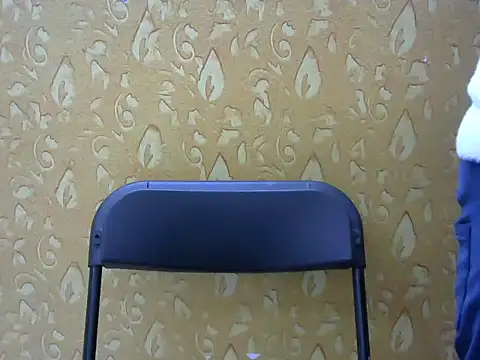 Snapshot of l_l_ish chatting on February 18, 5:09 am l l ish online show from February 18, 5:09 am