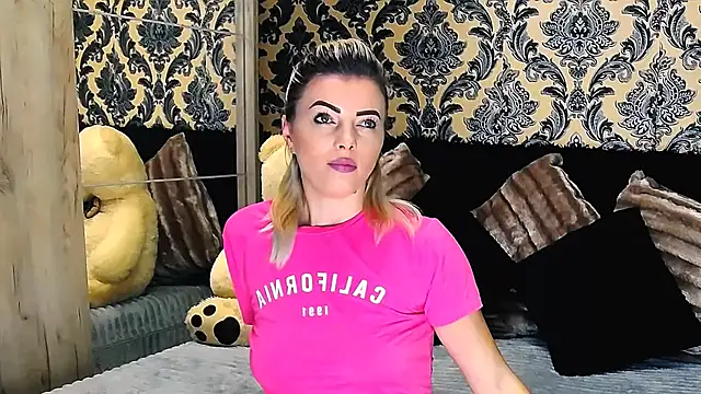 Snapshot of Aly_girl1 chatting on January 25, 9:47 am Aly girl1 online show from January 25, 9:47 am