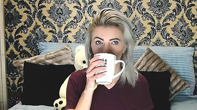 Snapshot of Aly_girl1 chatting on February 23, 11:33 am Aly girl1 online show from February 23, 11:33 am