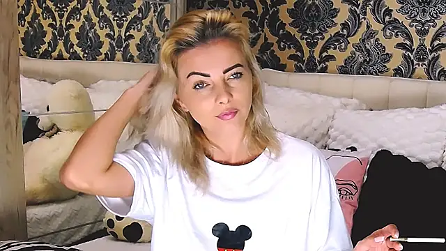 Snapshot of Aly_girl1 chatting on October 5, 9:07 am Aly girl1 online show from October 5, 9:07 am