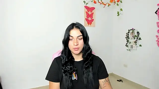 Snapshot of Emic_ chatting on January 8, 3:58 pm Emic online show from January 8, 3:58 pm