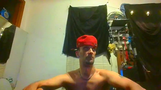 Snapshot of slinginbigD chatting on January 4, 12:37 am slinginbigD online show from January 4, 12:37 am