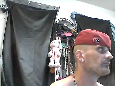 Snapshot of slinginbigD chatting on September 16, 12:44 am slinginbigD online show from September 16, 12:44 am