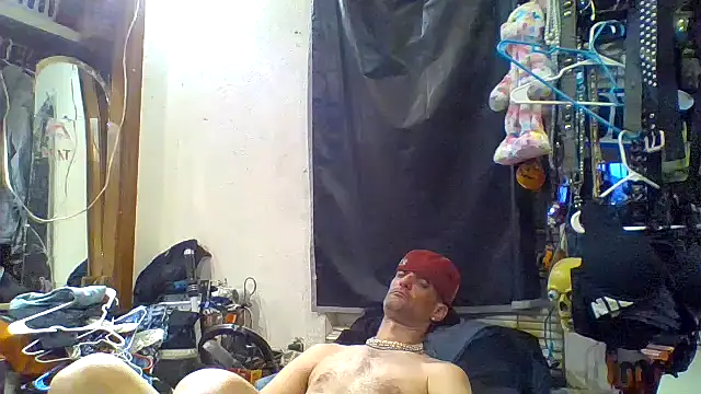 Snapshot of slinginbigD chatting on October 3, 3:14 am slinginbigD online show from October 3, 3:14 am