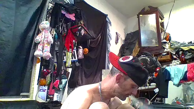 Snapshot of slinginbigD chatting on October 11, 7:01 pm slinginbigD online show from October 11, 7:01 pm