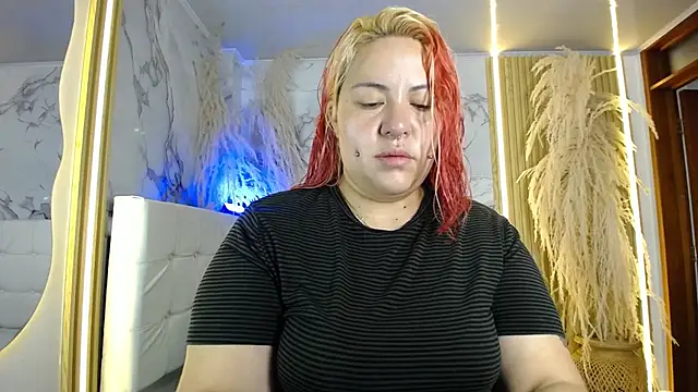 Snapshot of Bruja__Scarlata chatting on December 15, 10:30 am Bruja Scarlata online show from December 15, 10:30 am