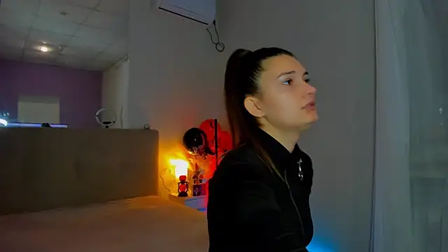 Laura Leee online show from November 6, 6:14 am