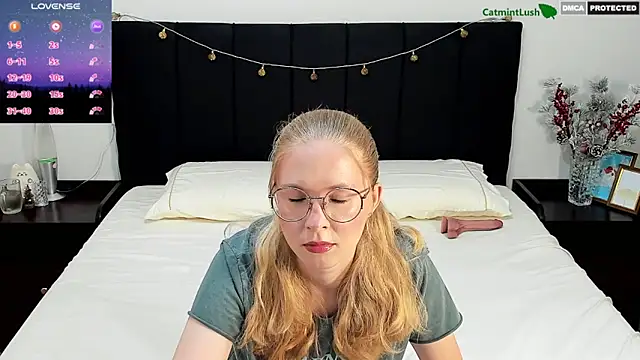 Snapshot of CatmintLush chatting on December 21, 11:34 pm CatmintLush online show from December 21, 11:34 pm