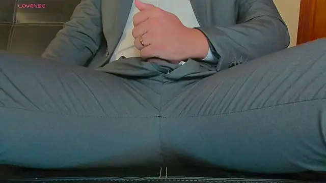 Snapshot of MrLonely02 chatting on December 13, 8:47 pm MrLonely02 online show from December 13, 8:47 pm