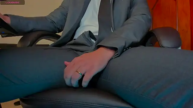 Snapshot of MrLonely02 chatting on February 14, 1:18 pm MrLonely02 online show from February 14, 1:18 pm