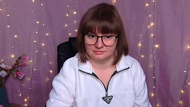 ZannaDreil online show from March 2, 7:10 pm