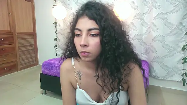 Snapshot of Mya_paris chatting on December 3, 3:30 am Mya paris online show from December 3, 3:30 am