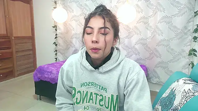 Snapshot of Mya_paris chatting on December 4, 2:53 am Mya paris online show from December 4, 2:53 am