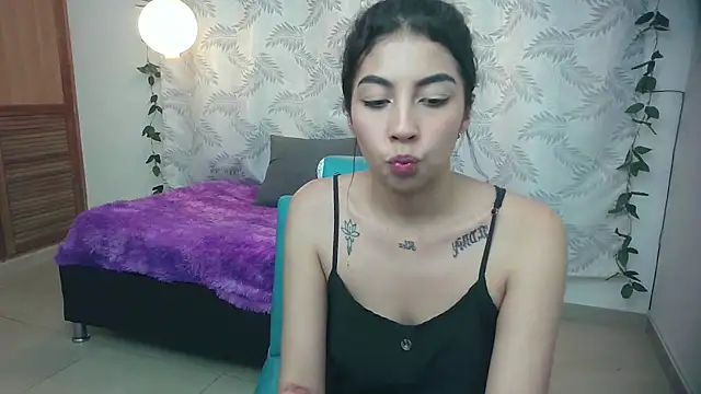 Snapshot of Mya_paris chatting on December 19, 5:07 am Mya paris online show from December 19, 5:07 am