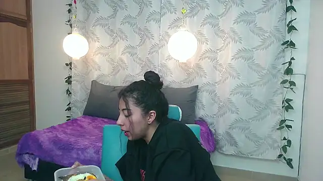 Snapshot of Mya_paris chatting on January 24, 4:27 am Mya paris online show from January 24, 4:27 am