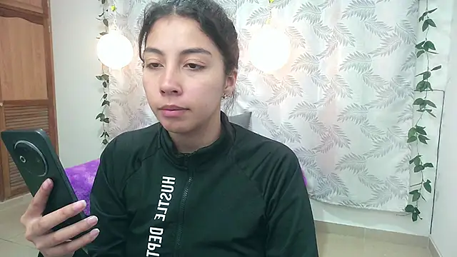 Snapshot of Mya_paris chatting on February 4, 10:55 pm Mya paris online show from February 4, 10:55 pm