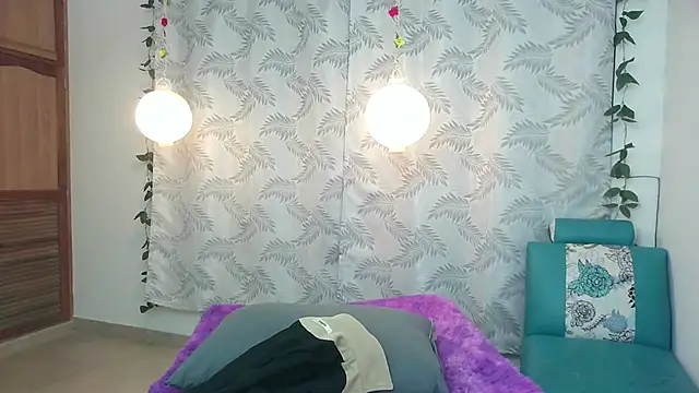 Snapshot of Mya_paris chatting on February 6, 4:21 am Mya paris online show from February 6, 4:21 am