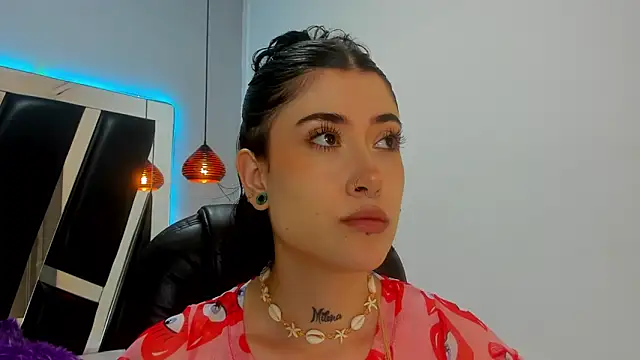 melody suarez online show from December 28, 7:33 pm