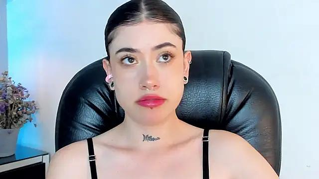 melody suarez online show from December 31, 10:45 pm