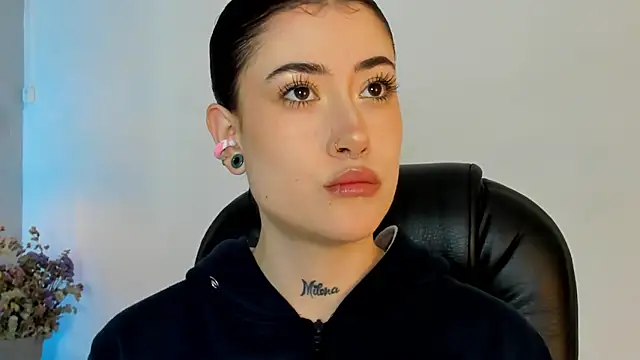 melody suarez online show from January 4, 7:34 pm