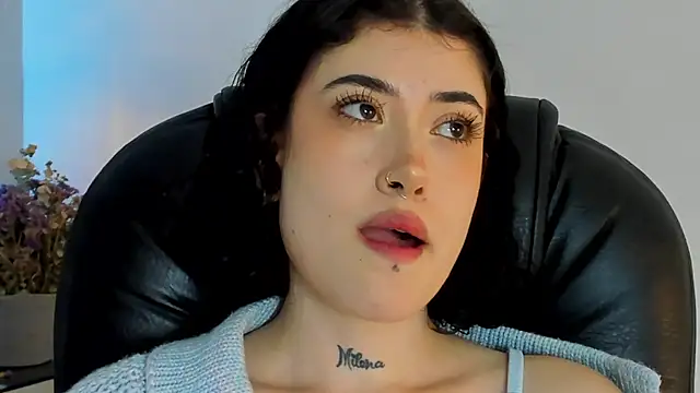 melody suarez online show from January 5, 11:33 pm