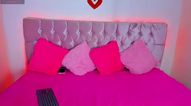 Snapshot of Cristal_moon1 chatting on December 20, 12:30 am Cristal moon1 online show from December 20, 12:30 am