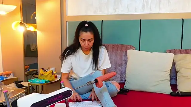 SarraRose online show from March 14, 8:32 am