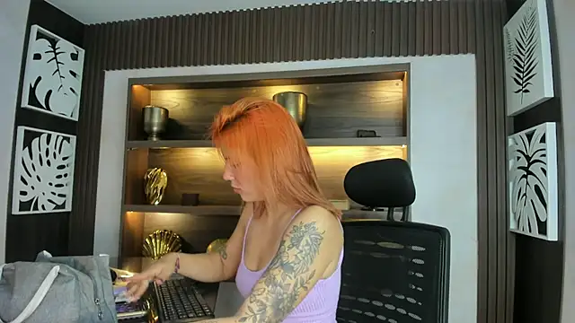 Snapshot of MelaniieRoux chatting on April 24, 7:49 pm MelaniieRoux online show from April 24, 7:49 pm