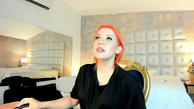 Snapshot of MelaniieRoux chatting on June 1, 7:48 pm MelaniieRoux online show from June 1, 7:48 pm