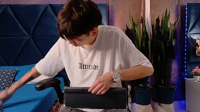 Snapshot of Lion_Foster01 chatting on October 22, 12:27 pm Lion Foster01 online show from October 22, 12:27 pm