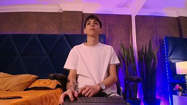 Snapshot of Lion_Foster01 chatting on December 3, 7:34 pm Lion Foster01 online show from December 3, 7:34 pm