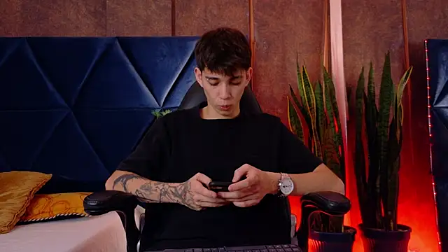 Snapshot of Lion_Foster01 chatting on December 13, 9:53 pm Lion Foster01 online show from December 13, 9:53 pm