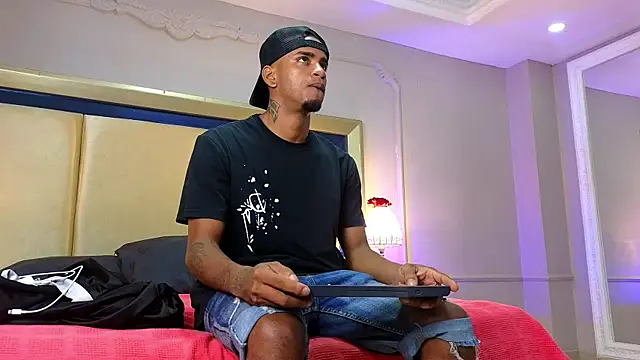 AaronCruz  online show from June 6, 5:39 pm