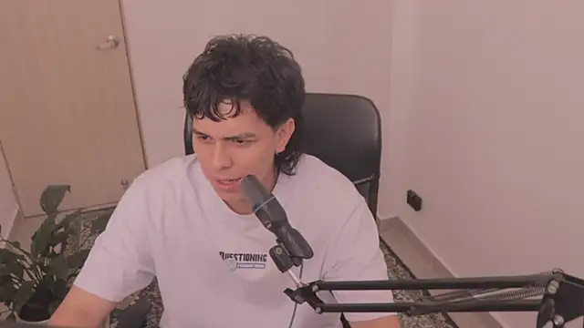 Snapshot of Tony_Hoffa chatting on January 18, 5:39 pm Tony Hoffa online show from January 18, 5:39 pm