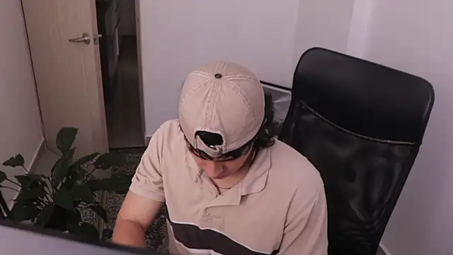 Snapshot of Tony_Hoffa chatting on February 3, 8:36 pm Tony Hoffa online show from February 3, 8:36 pm