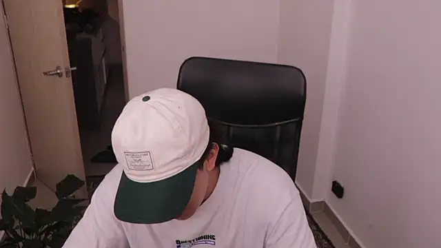 Snapshot of Tony_Hoffa chatting on February 12, 6:14 pm Tony Hoffa online show from February 12, 6:14 pm