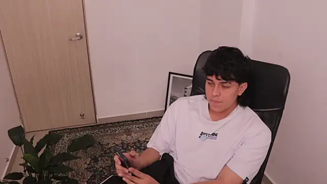 Snapshot of Tony_Hoffa chatting on February 24, 5:44 pm Tony Hoffa online show from February 24, 5:44 pm