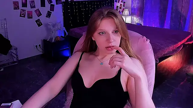 Snapshot of KarambaMoon chatting on June 14, 2:24 am KarambaMoon online show from June 14, 2:24 am