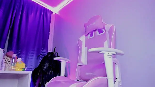 hanna  azumi online show from February 3, 10:25 am