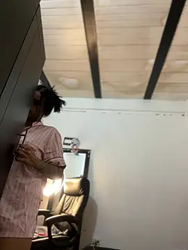 Snapshot of Laura_fernandezII chatting on January 25, 2:15 am Laura fernandezII online show from January 25, 2:15 am