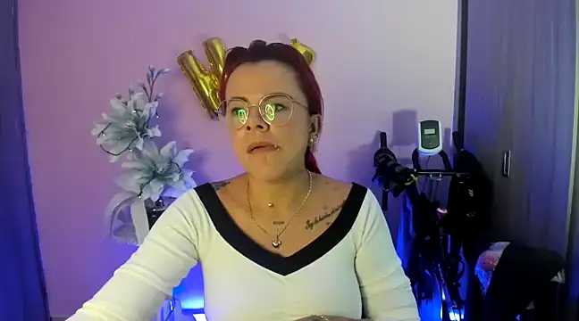 Snapshot of KAROL_MILF chatting on December 18, 12:43 am KAROL MILF online show from December 18, 12:43 am