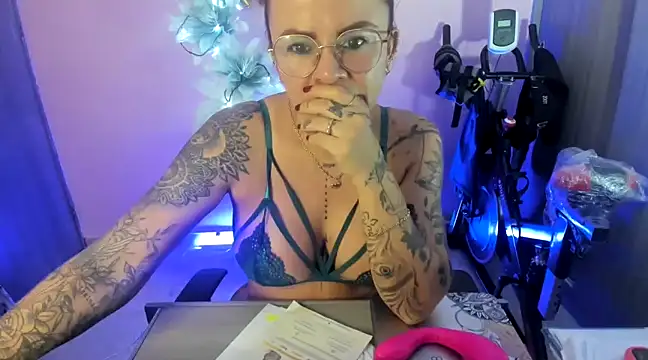 Snapshot of KAROL_MILF chatting on December 19, 1:18 am KAROL MILF online show from December 19, 1:18 am