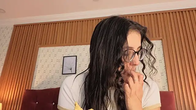 Snapshot of Princess_Violett chatting on May 6, 2:33 pm Princess Violett online show from May 6, 2:33 pm