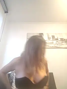 Latiinvenushot online show from November 9, 9:02 pm