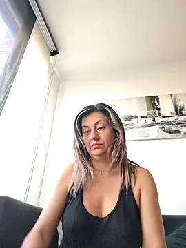 Latiinvenushot online show from February 28, 11:55 am