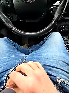 Snapshot of Titanhoott chatting on January 8, 9:42 am Titanhoott online show from January 8, 9:42 am