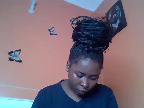 Snapshot of Moonfades chatting on December 19, 9:49 am Moonfades online show from December 19, 9:49 am