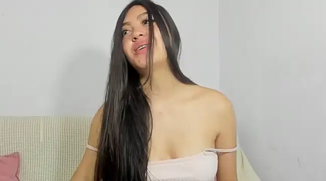 Snapshot of Sweet-Sophiee chatting on December 10, 6:49 pm Sweet-Sophiee online show from December 10, 6:49 pm