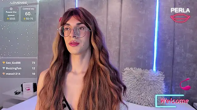 Snapshot of MaxiRogers chatting on February 3, 10:32 pm MaxiRogers online show from February 3, 10:32 pm